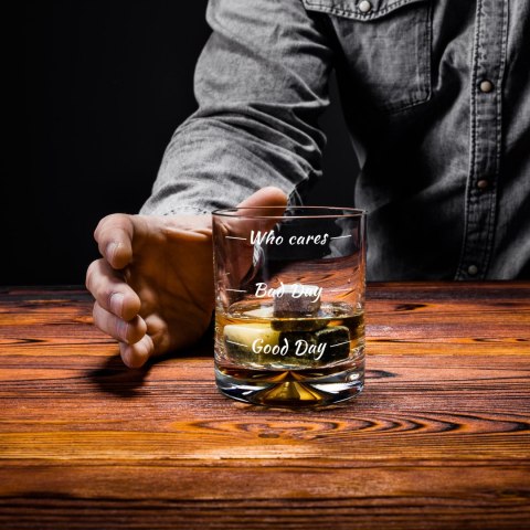 Etui na whisky i 2 szklanki Who cares prezent ślub