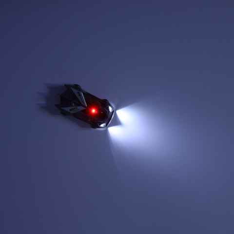 Samochód zdalnie sterowany na pilot laser jeździ po ścianie suficie szary