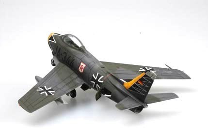 Model plastikowy F-86F-40 Sabre Hobby Boss