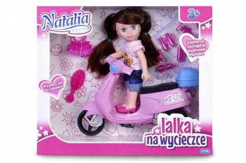 Lalka Natalia ze skuterem, brunetka Artyk