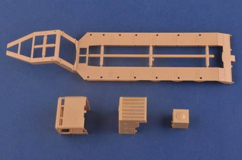 Model plastikowy M911 C-HET w/m747 - Transporter z naczepą Hobby Boss