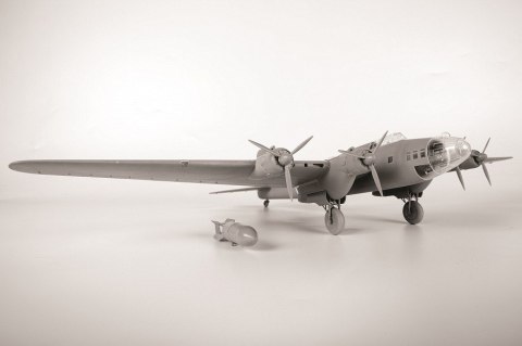 Model plastikowy TB-7 Radziecki ciężki bombowiec WWII Zvezda