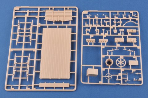 Model plastikowy ukraińska ciężarówka KrAZ-6322 "Żołnierz" Hobby Boss