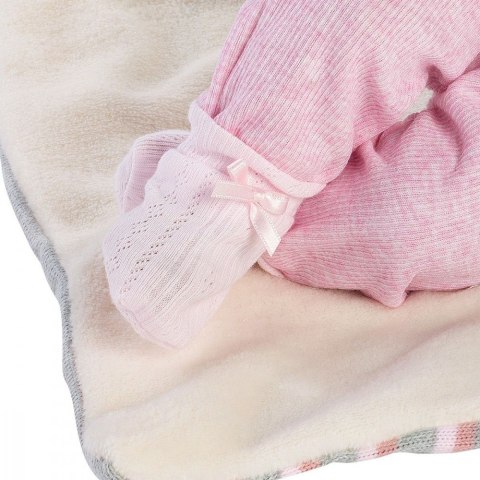 Lalka bobas Nica 38 cm na beżowym kocyku Llorens