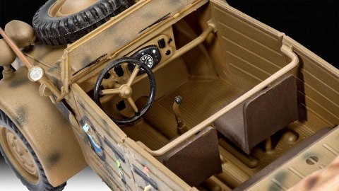 Model plastikowy niemiecki samochód sztabowy typ 82 Kubelwagen Revell