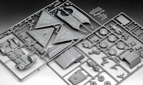 Model plastikowy niemiecki samochód sztabowy typ 82 Kubelwagen Revell