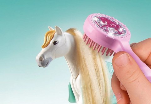 Zestaw z figurkami Horses 71354 Isabella i Lioness z myjnią dla koni Playmobil