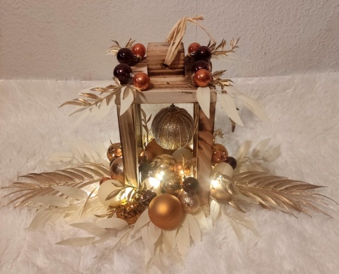 Świąteczny Lampion Drewniany z Dekoracjami i Lampkami LED Ręcznie Wykonany