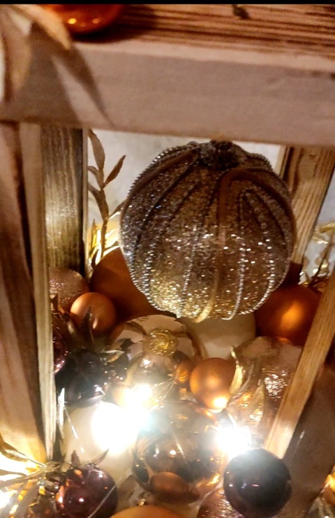 Świąteczny Lampion Drewniany z Dekoracjami i Lampkami LED Ręcznie Wykonany