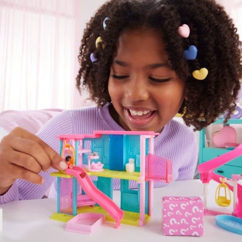Zestaw Barbie Barbieland Mini Domek i lalka Mattel