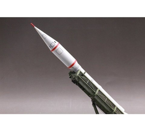 Model plastikowy Wyrzutnia 2P16 z pociskiem 2k6 Luna Trumpeter