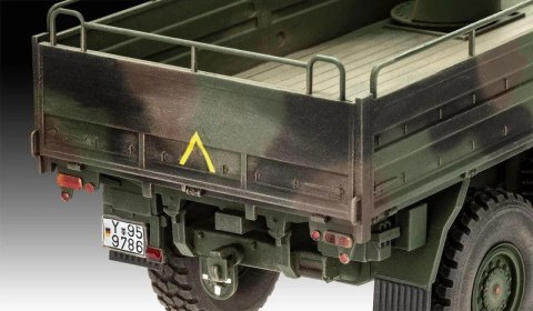 Model plastikowy Ciężarówka Man 10T Milgl 8x8 1/35 Revell