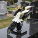 Bukiet flakon stroik na cmentarz biało czarna kompozycja na grób
