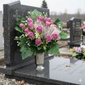 Bukiet flakon stroik na cmentarz kompozycja kwiatowa na grób