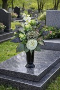 Bukiet flakon stroik na cmentarz kompozycja kwiatowa na wszystkich świętych