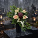Bukiet flakon stroik na cmentarz kompozycja kwiatowa z karczochem