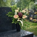 Bukiet flakon stroik na cmentarz kompozycja kwiatowa z karczochem