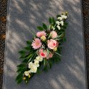 Długi stroik na cmentarz kompozycja kwiatowa na grób miska z obciążeniem