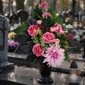 Bukiet flakon stroik na cmentarz kompozycja kwiatowa na grób