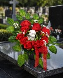 Stroik na cmentarz kompozycja kwiatowa na grób miska z aniołkiem